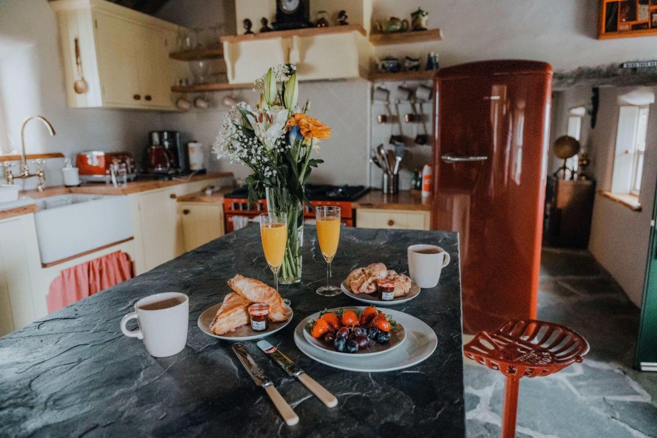 Secluded Thatched Cottage, Near Beaches & Hill Walking Rashenny Eksteriør bilde